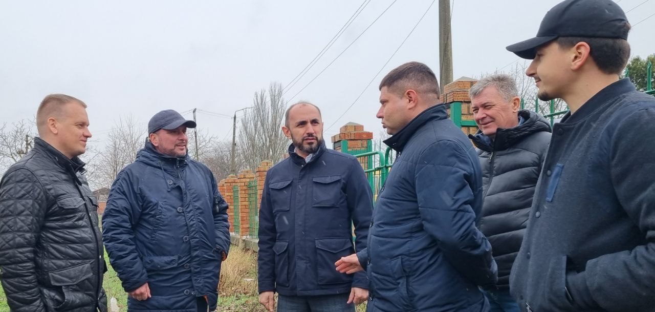 Сегодня глава Ейского района Роман Бублик вместе с главным врачом ЕЦРБ Миграном Григоряном посетили посёлок Краснофлотский
