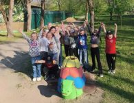 Первоклашки из Ейского лицея раскрасили фигурки в парке Поддубного