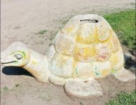 Первоклашки из Ейского лицея раскрасили фигурки в парке Поддубного