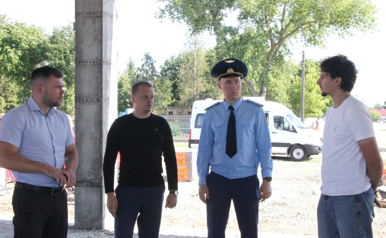 Глава Ейского района проверил ход строительства здания врача общей практики в пос. Краснофлотском
