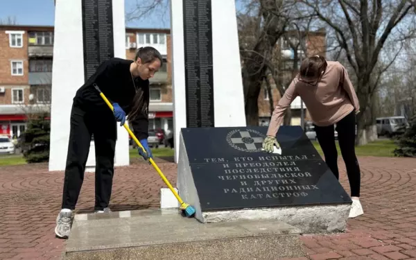 Студентки Ейского медколледжа привели в порядок мемориал «Жертвам радиационных катастроф»