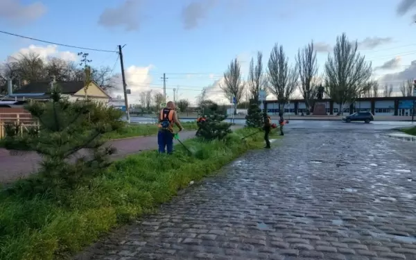 Ейские коммунальщики продолжают работы по наведению санитарного порядка на улицах города