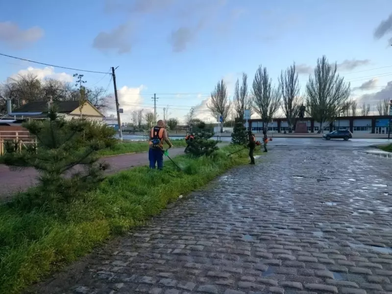 Ейские коммунальщики продолжают работы по наведению санитарного порядка на улицах города
