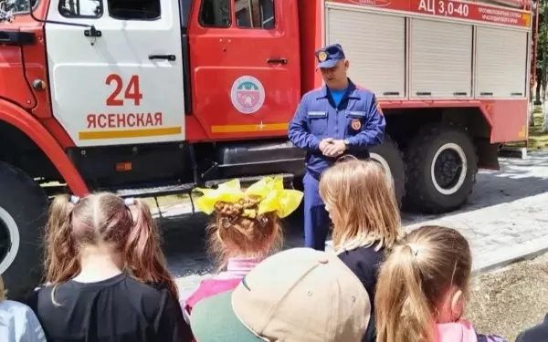 Настоящие герои в гостях у детей: пожарные провели необычный урок в лагере «Виктория»