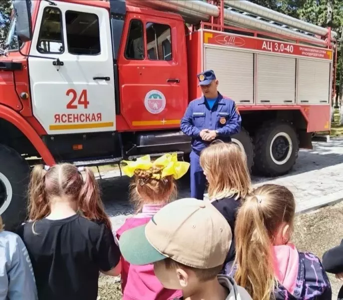 Настоящие герои в гостях у детей: пожарные провели необычный урок в лагере «Виктория»