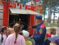 Настоящие герои в гостях у детей: пожарные провели необычный урок в лагере «Виктория»