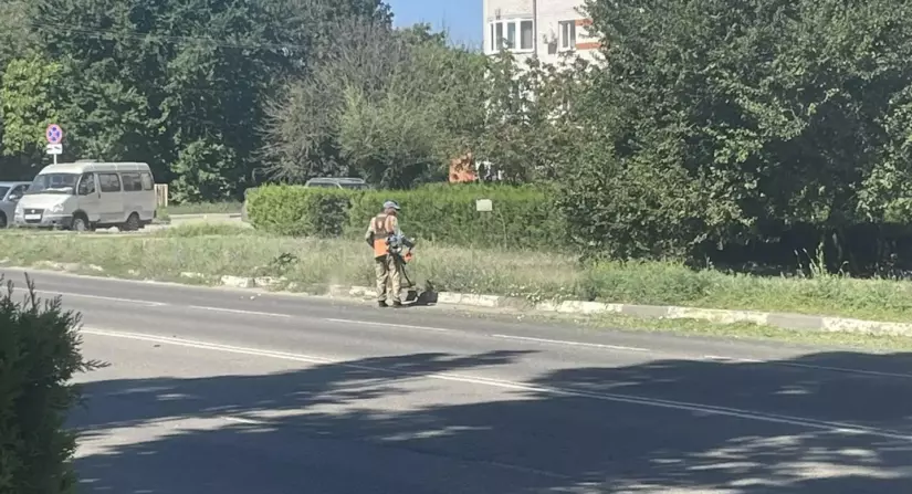 Коммунальщики Ейска наводили порядок на городских улицах