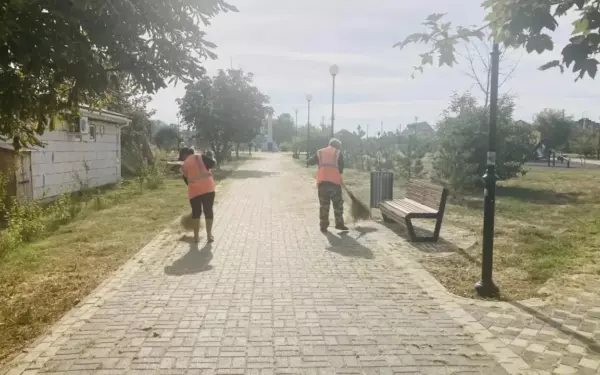 Коммунальщики Ейска продолжают косят траву и очищать ливневки
