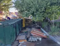 В Ейске коммунальщики с утра косят траву и убирают территории у контейнеров
