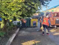 В Ейске коммунальщики с утра косят траву и убирают территории у контейнеров