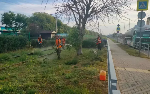 В Ейске продолжают очищать ливневую канализацию и косить траву