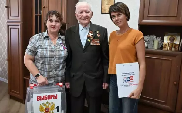 100-летний ветеран Николай Артёмов проголосовал на дому в Ейске