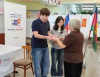 В Камышеватской впервые голосующим вручают памятные подарки