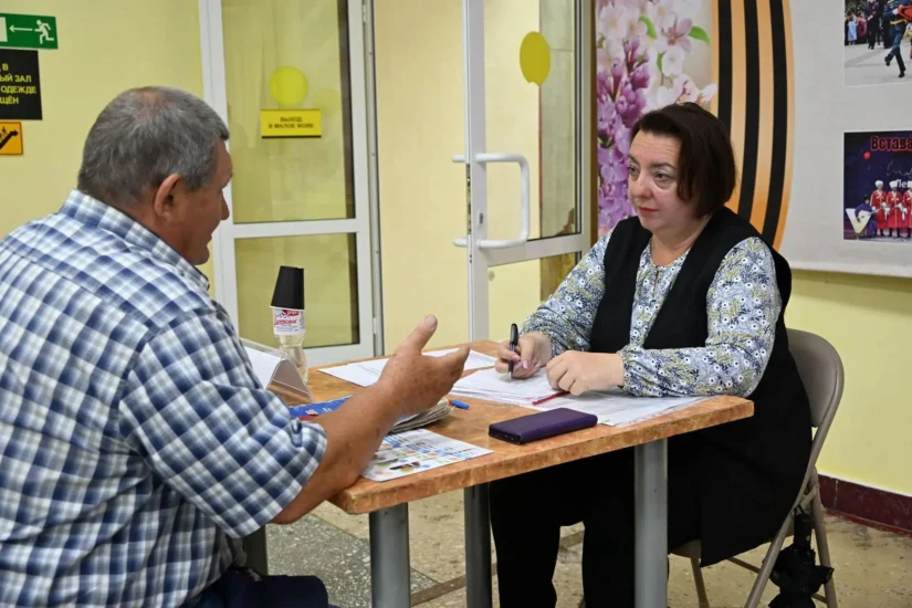 Мобильная приёмная губернатора начала работу в Ейске