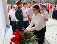 В школе №20 Ейска открыли мемориальную доску в память о Денисе Ставрунове