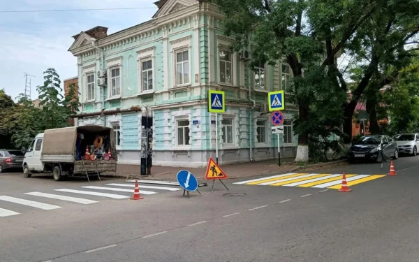 На улицах Ейска обновляют разметку пешеходных переходов