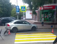 На улицах Ейска обновляют разметку пешеходных переходов