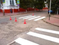 На улицах Ейска обновляют разметку пешеходных переходов