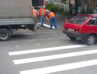На улицах Ейска обновляют разметку пешеходных переходов