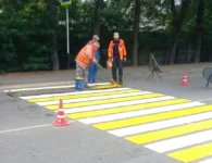 На улицах Ейска обновляют разметку пешеходных переходов