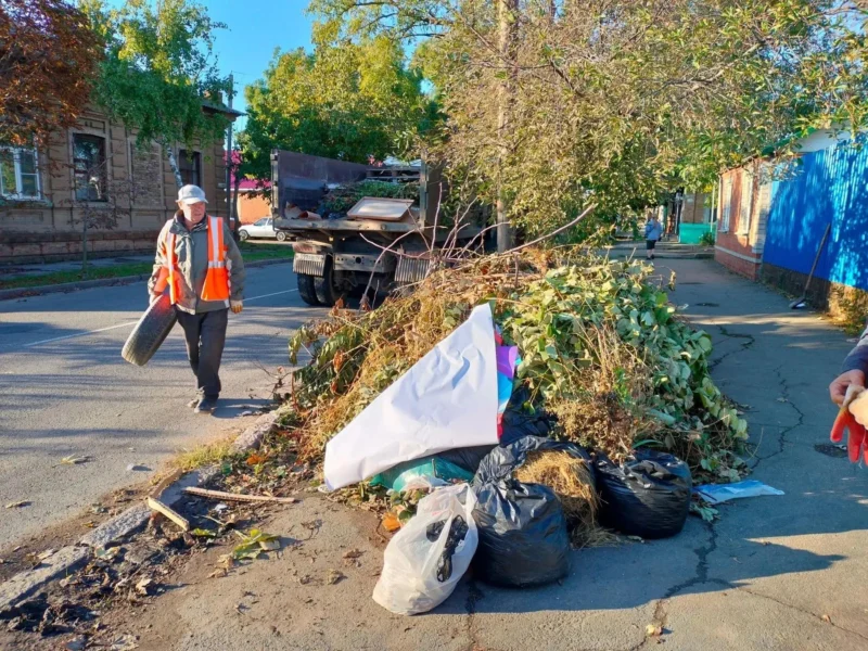 В Ейске продолжают убирать стихийные свалки и косить сорную растительность