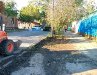 В Ейске продолжают убирать стихийные свалки и косить сорную растительность