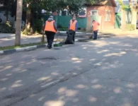 В Ейске продолжают убирать стихийные свалки и косить сорную растительность