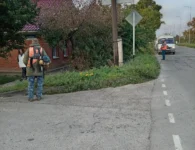В Ейске коммунальщики продолжают уборку городских территорий